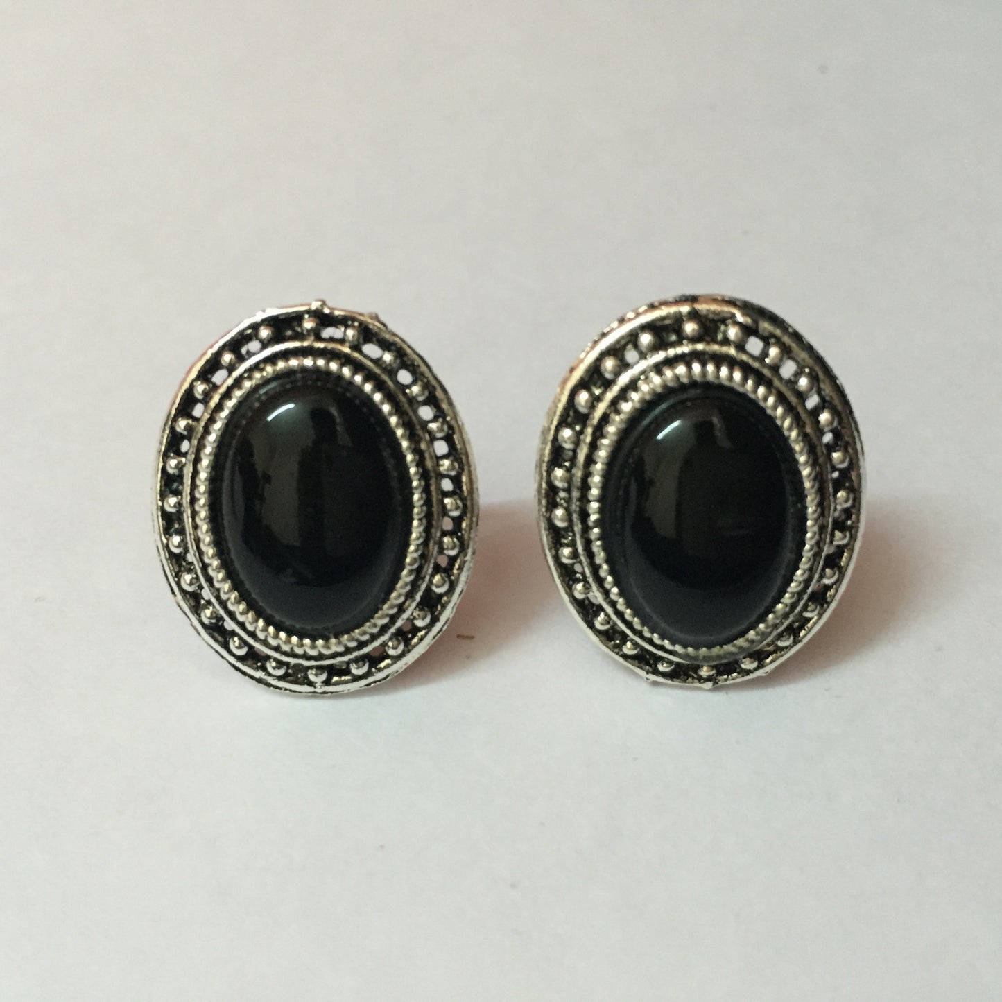 Vintage Black Oval Stud Earrings – Elegant Ethnic & Daily Wear Jewellery